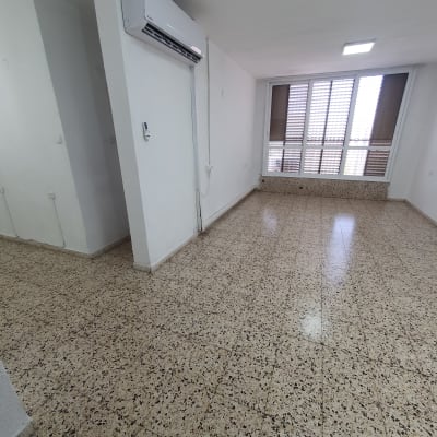 חדר עם רצפת קרמיקה נקייה וחלון גדול