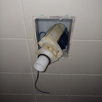 חלקי צנרת חשופים בקיר עם חוטים