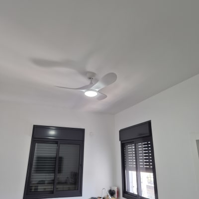 מאוורר תקרה עם תאורה בחדר שינה מודרני