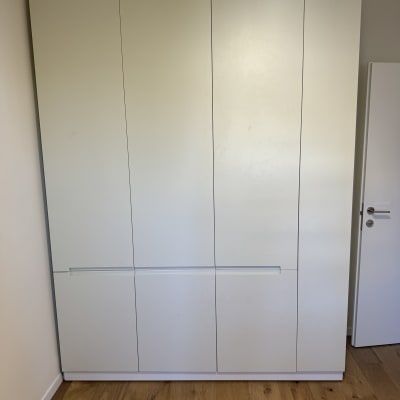 ארון עץ לבן עם דלתות סגורות