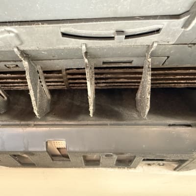 תריסי מזגן מלוכלכים עם אבק ולכלוך