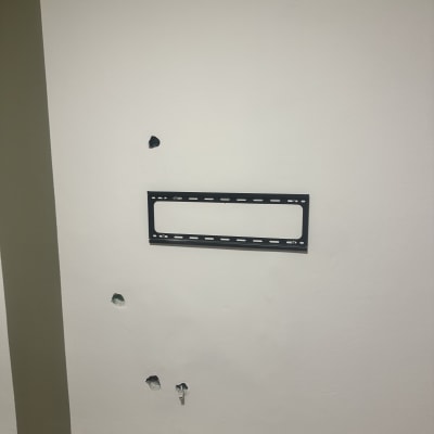 מתקן תלייה על קיר עם חורים לקיבוע