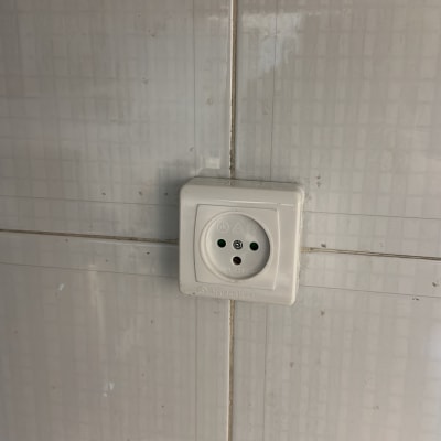 שקע חשמלי על קיר אריחים