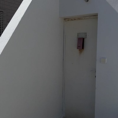 קירות מבנה יציאה לגג בבניין צבועים בציפוי לבן