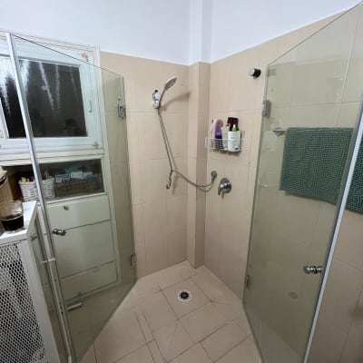 מקלחת עם ראש מקלחת, מדף עם מוצרי טיפוח