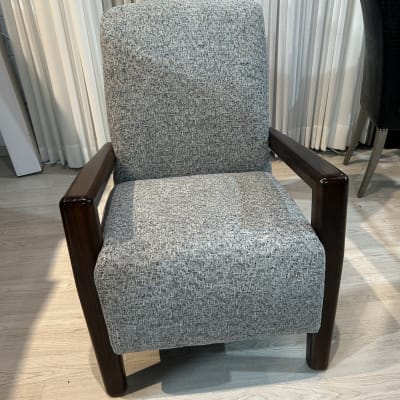 כיסא מרופד עם מסגרת עץ על רקע וילונות