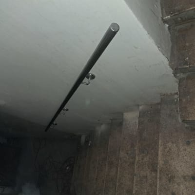 מעקה מתכת מותקן על קיר מדרגות בטון ישנות