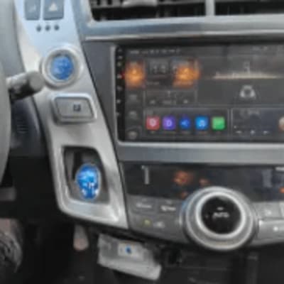 מערכת מולטימדיה מותקנת ברכב עם כפתורים ותצוגה