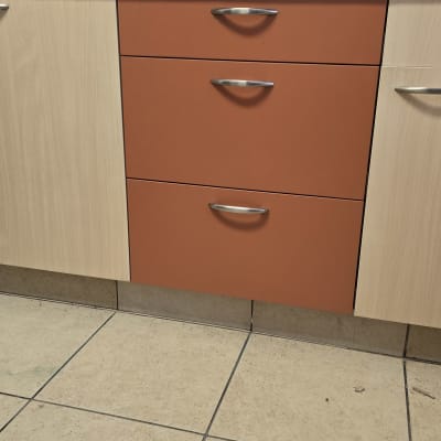 ארונות מטבח עם כיור וברז, שקיות פלסטיק