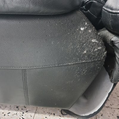 ריפוד עור שחור עם סימני שחיקה ולכלוך