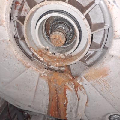 חלק פנימי של מכשיר עם חלודה ונזק