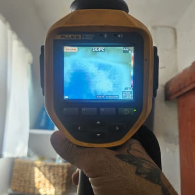 מד חום תרמי מציג טמפרטורה של 14.4 מעלות צלזיוס