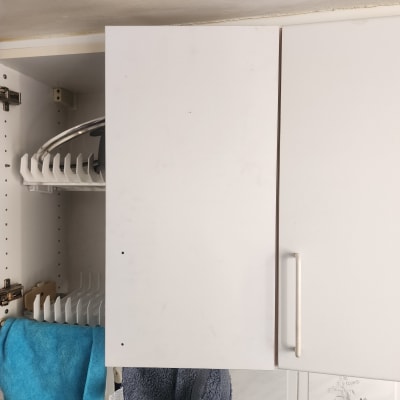 ארון מטבח פתוח עם מתקן לייבוש כלים