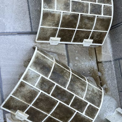 מסננים מלוכלכים של מזגן בתהליך ניקוי