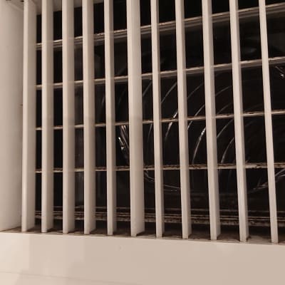 גריל אוורור עם לכלוך קל בין הסורגים