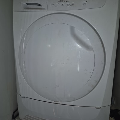 מייבש כביסה לבן עם כפתורי שליטה