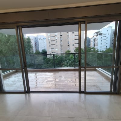 מרפסת רטובה לאחר ניקוי עם מים