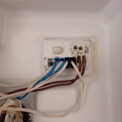 חיבורי חוטים חשמליים בתוך מקרר