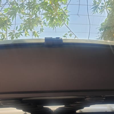 תא מטען של רכב עם מנגנון סגירה