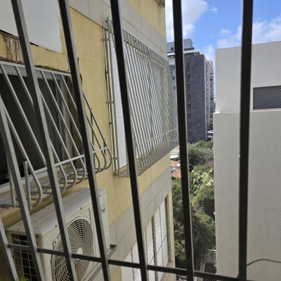 סורגים על חלונות בניין עם מזגן חיצוני