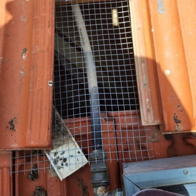 רשת מתכת מותקנת על גג רעפים למניעת כניסת יונים