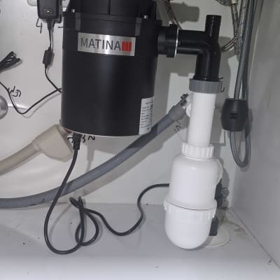 מתקן טוחן אשפה מתחת לכיור במטבח