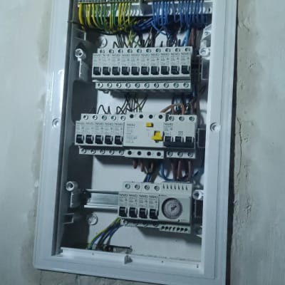 לוח חשמל עם חוטים ומפסקים