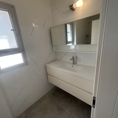 חדר אמבטיה עם כיור, מראה ותאורה