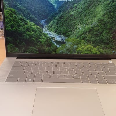 מחשב נייד פתוח עם מסך נעילה ותצוגת מקלדת