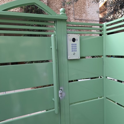 אינטרקום מותקן על שער מתכת ירוק