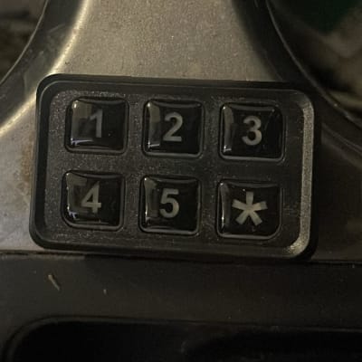 לוח מקשים עם מספרים וכוכבית ברכב