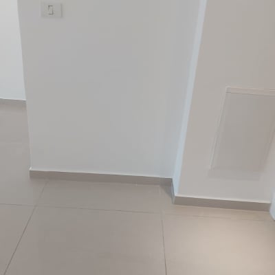 קיר צבוע ולוח חשמל