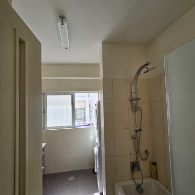 חדר אמבטיה עם מקלחת, אמבטיה ומכונת כביסה