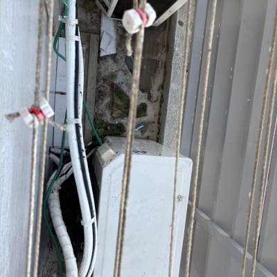 מזגן חיצוני עם צינורות וחוטים