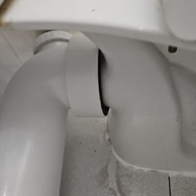 צינור חיבור לבן מתחת לכיור בשירותים