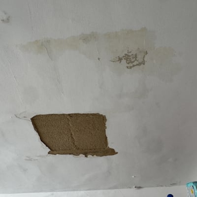 תקרה עם תיקון טיח וכתמי רטיבות