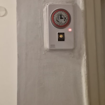 שעון טיימר על קיר, חלק מעבודת חשמל