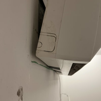 יחידת מיזוג אוויר מותקנת על קיר לבן