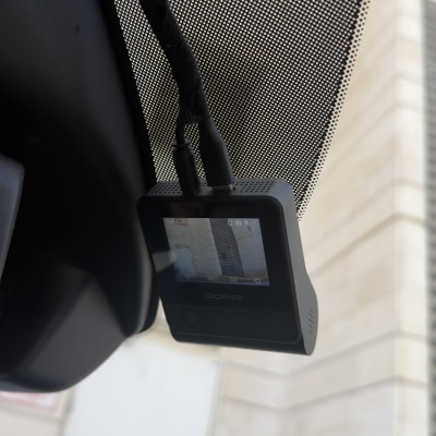 מצלמת רכב מותקנת על שמשת הרכב