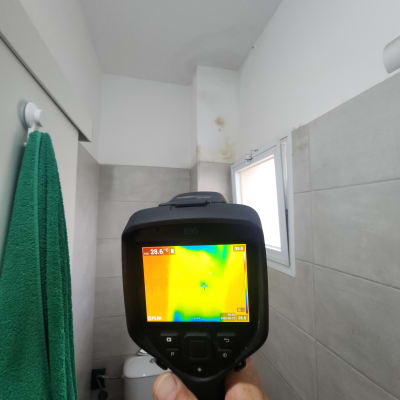 מד חום אינפרא אדום מציג נזילה בקיר חדר אמבטיה