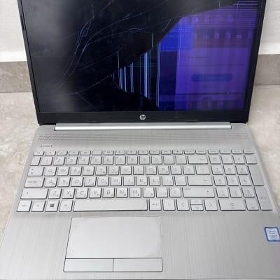 מחשב נייד עם מסך שבור ותצוגה פגומה