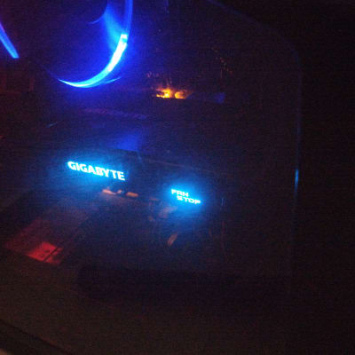 מחשב עם תאורת גיגהבייט כחולה