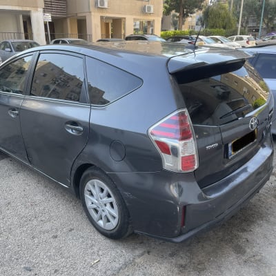 מכונית טויוטה עם חלונות כהים בחניה