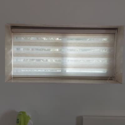 כלי עבודה ותיק על שולחן ליד חלון