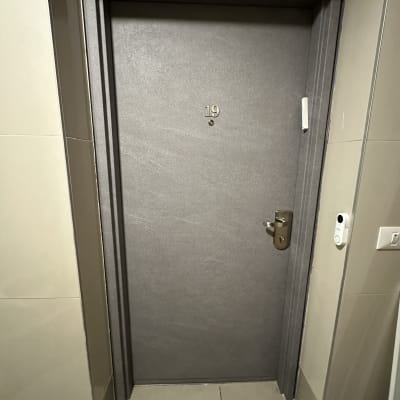 דלת אפורה עם מספר 19 ומנעול