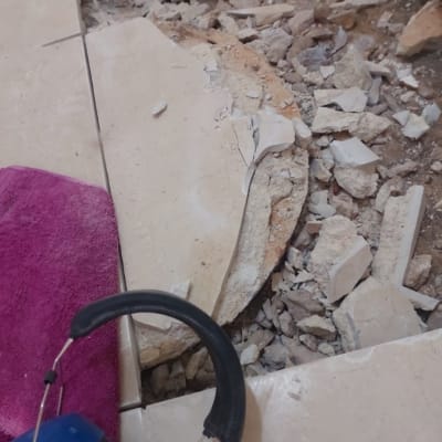 הריסת רצפה עם אוזניות מגן וכלים