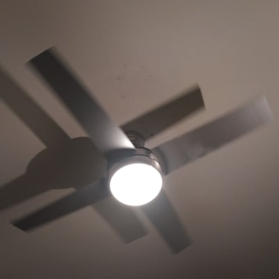 מאוורר תקרה עם תאורה דולקת