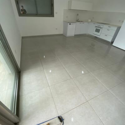 מגב צהוב מנקה רצפה במטבח ריק