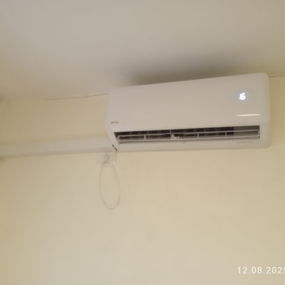 מזגן מותקן על קיר עם תצוגת טמפרטורה