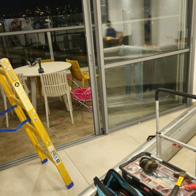 כלי עבודה בסלון